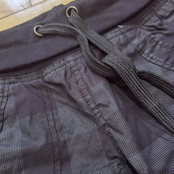 Cute Y2K capri pants black and grey plaid - Picture 3 of 5